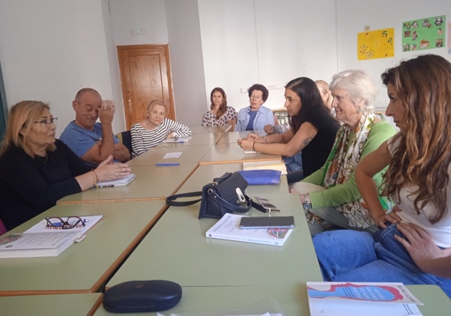 Miembros de un club de lectura analizan la obra que han leído.