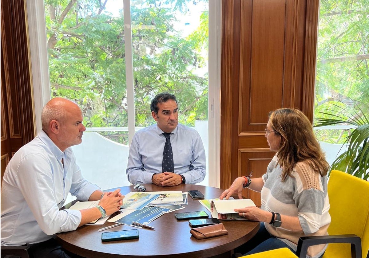 El presidente de la Mancomunidad, Manuel Cardeña, durante la reunión.