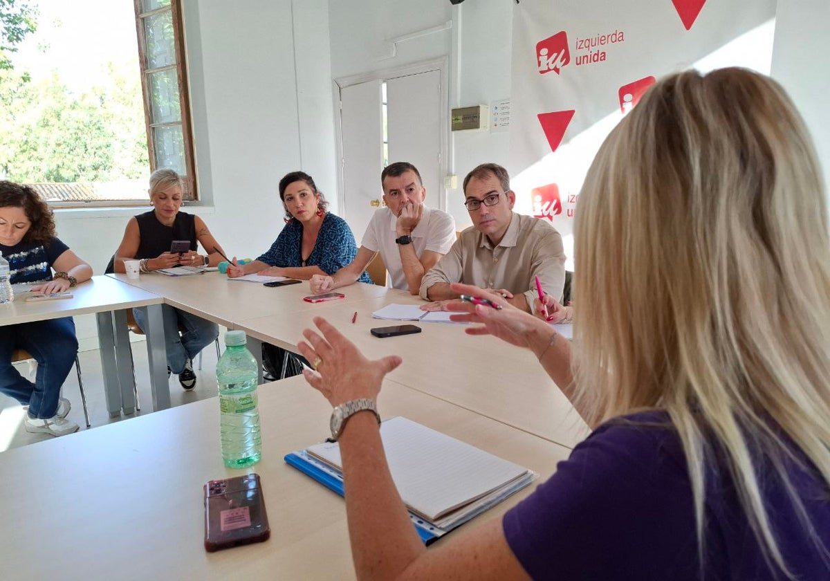 Maíllo, junto a otros dirigentes de IU, en la reunión con las asociaciones.