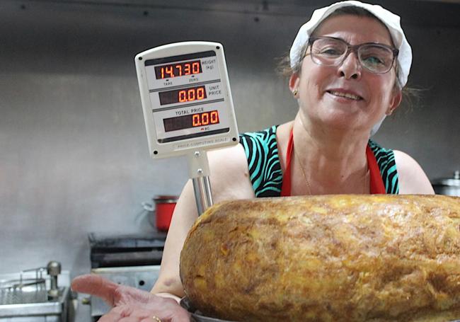 Las famosas tortillas del bar De la Rubia pueden llegar a pesar los 15 kilos.