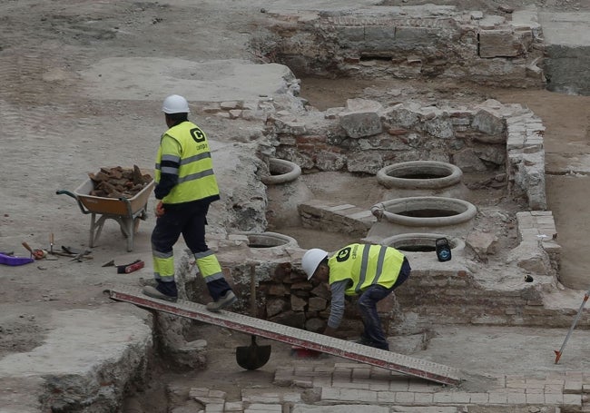 Detalle de parte de los restos encontrados, cubiertos actualmente de forma provisional.