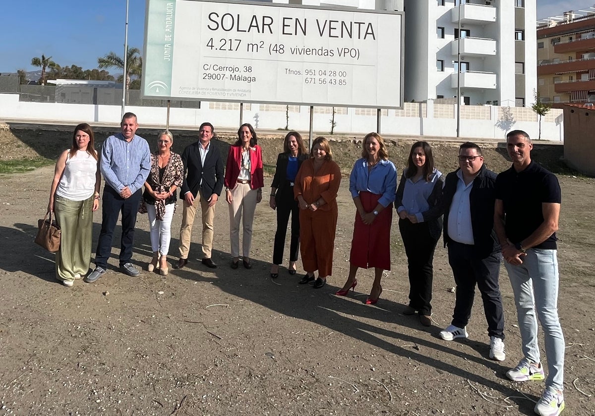 La consejera de Fomento y Vivienda, Rocío Díaz, este viernes en Algarrobo con la alcaldesa, responsables de la Junta y ediles.