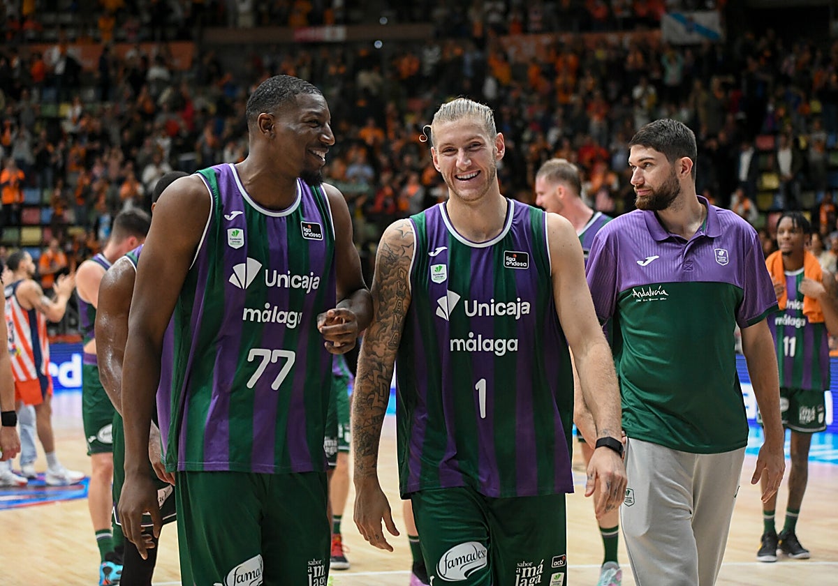 Sima y Osetkowski charlan y ríen tras vencer al Leyma Coruña.
