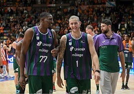 Sima y Osetkowski charlan y ríen tras vencer al Leyma Coruña.