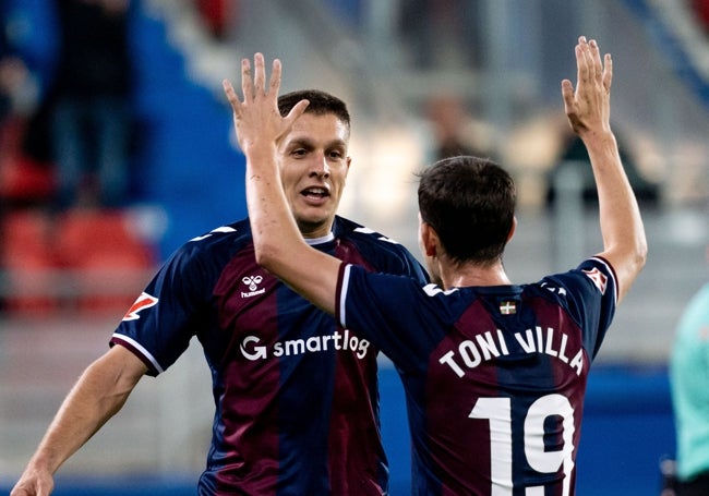 Corpas celebra su gol frente al Cádiz junto a Toni Villa.