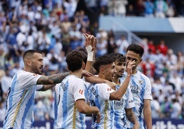 Los jugadores del Málaga celebran el tanto conseguido por Larrubia.