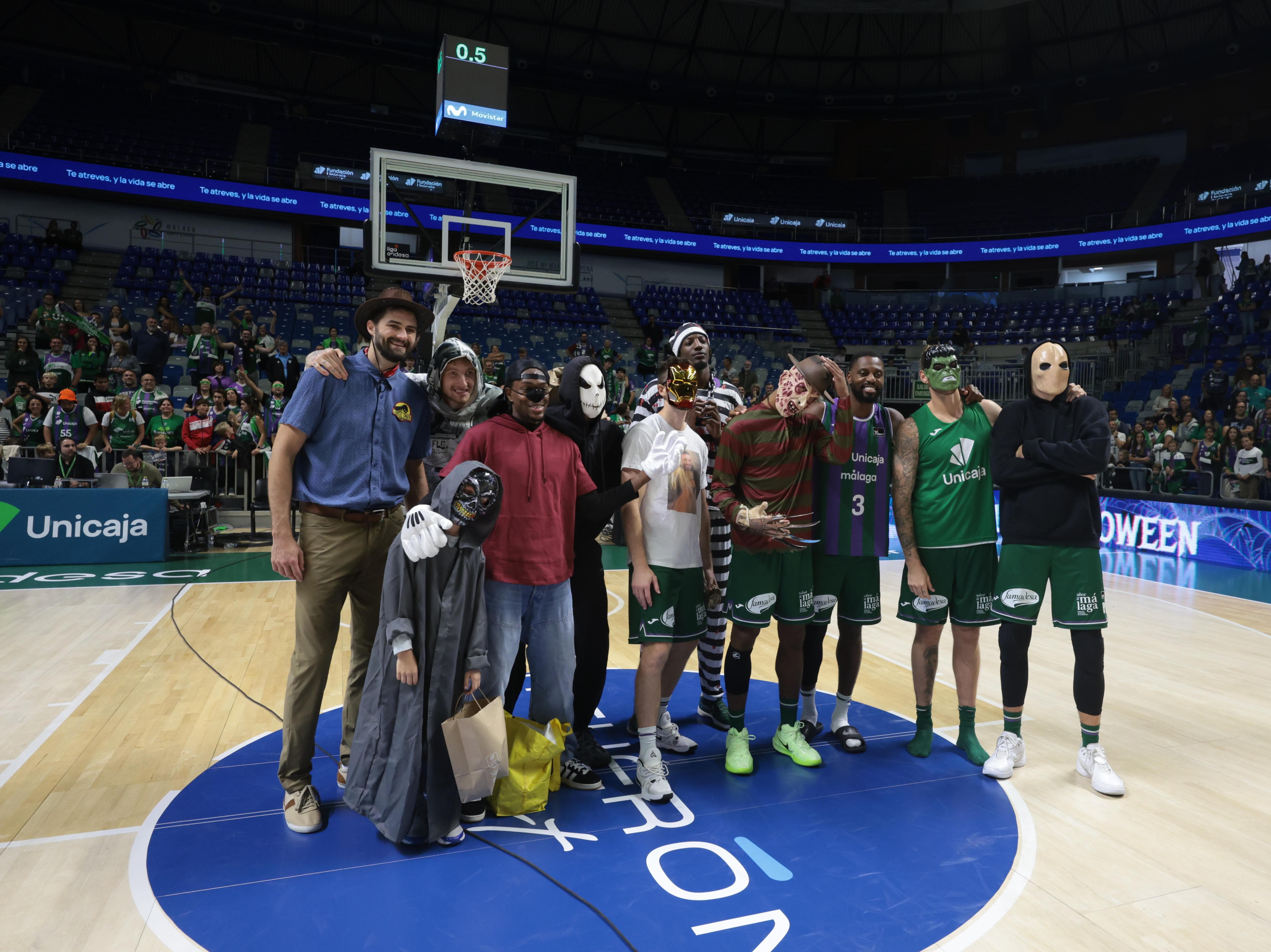 Al finalizar el partido, los jugadores del Unicaja salieron disfrazados por Halloween y repartieron golosinas entre el público