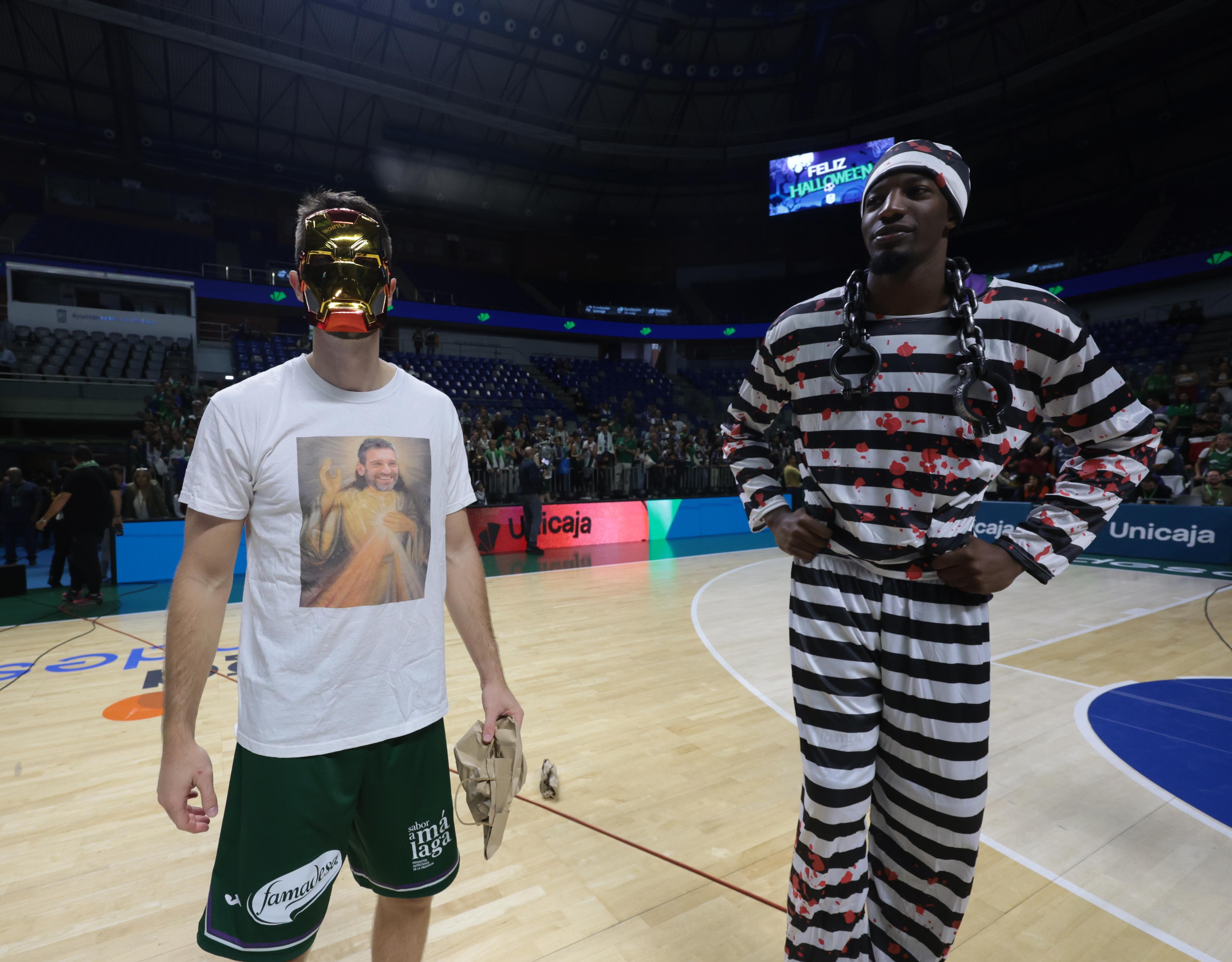 Al finalizar el partido, los jugadores del Unicaja salieron disfrazados por Halloween y repartieron golosinas entre el público