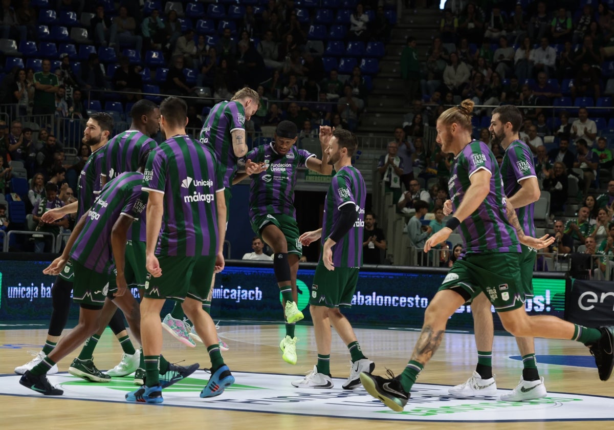 Los jugadores del Unicaja se saludan al comienzo del partido.