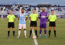 El trío arbitral exclusivamente compuesto por mujeres, hecho insólito en el fútbol nacional, en el partido entre el Jaén y el Torre del Mar.