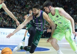 Tillie, defendido por Brizuela durante el partido de este domingo.