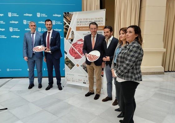 Reyes y Torralbo, con unos platos de jamón de Los Pedroches, tras la presentación de la feria.