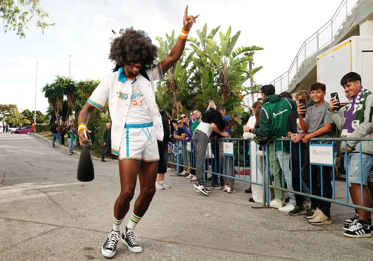 Kendrick Perry, con el original disfraz que eligió para celebrar Halloween en el Carpena.