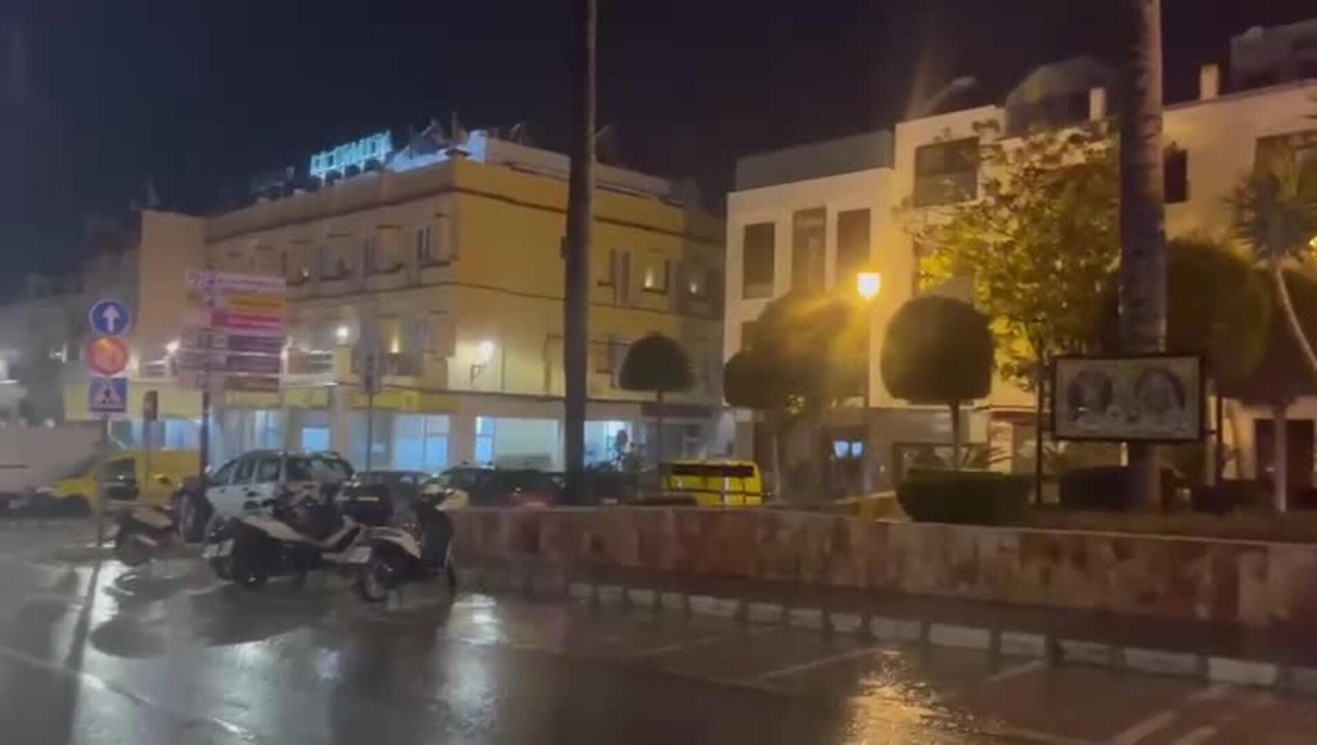 Lluvia intensa y relámpagos en Nerja en la noche de este lunes