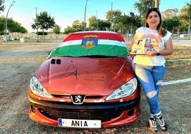 Ania Santos junto a su coche tras ganar una de las pruebas.