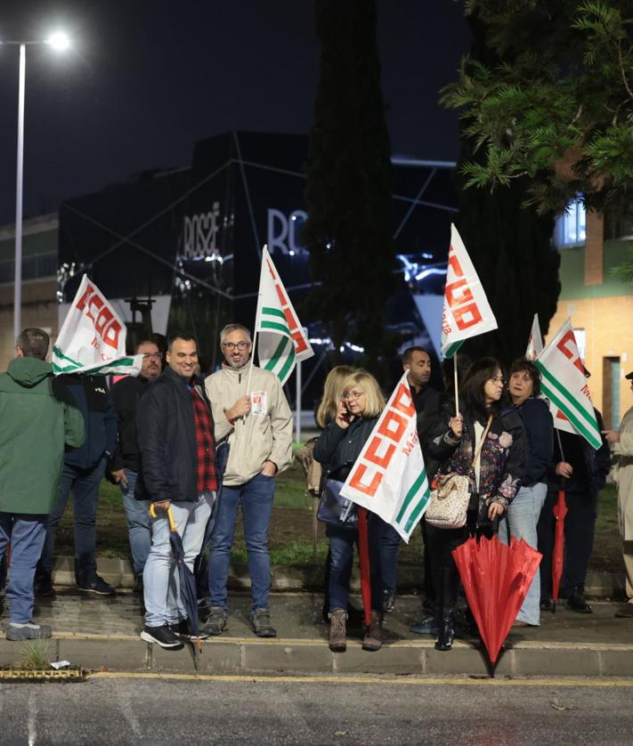 Imagen secundaria 2 - Largas colas en las paradas de autobús en Málaga por la huelga de conductores