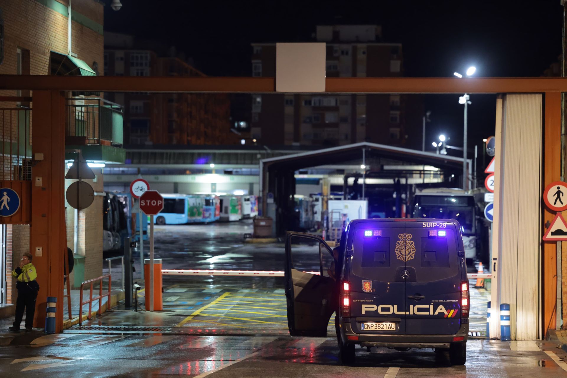 Largas colas en las paradas de autobús en Málaga por la huelga de conductores