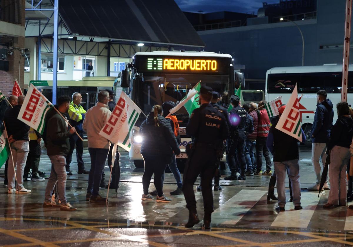 Imagen principal - Largas colas en las paradas de autobús en Málaga por la huelga de conductores