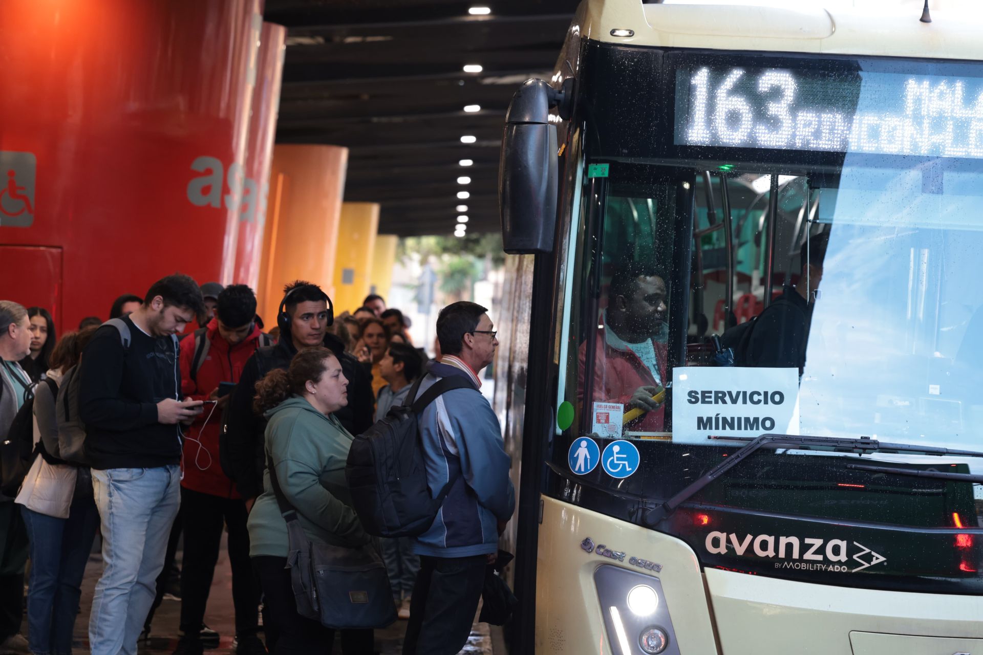 Largas colas en las paradas de autobús en Málaga por la huelga de conductores