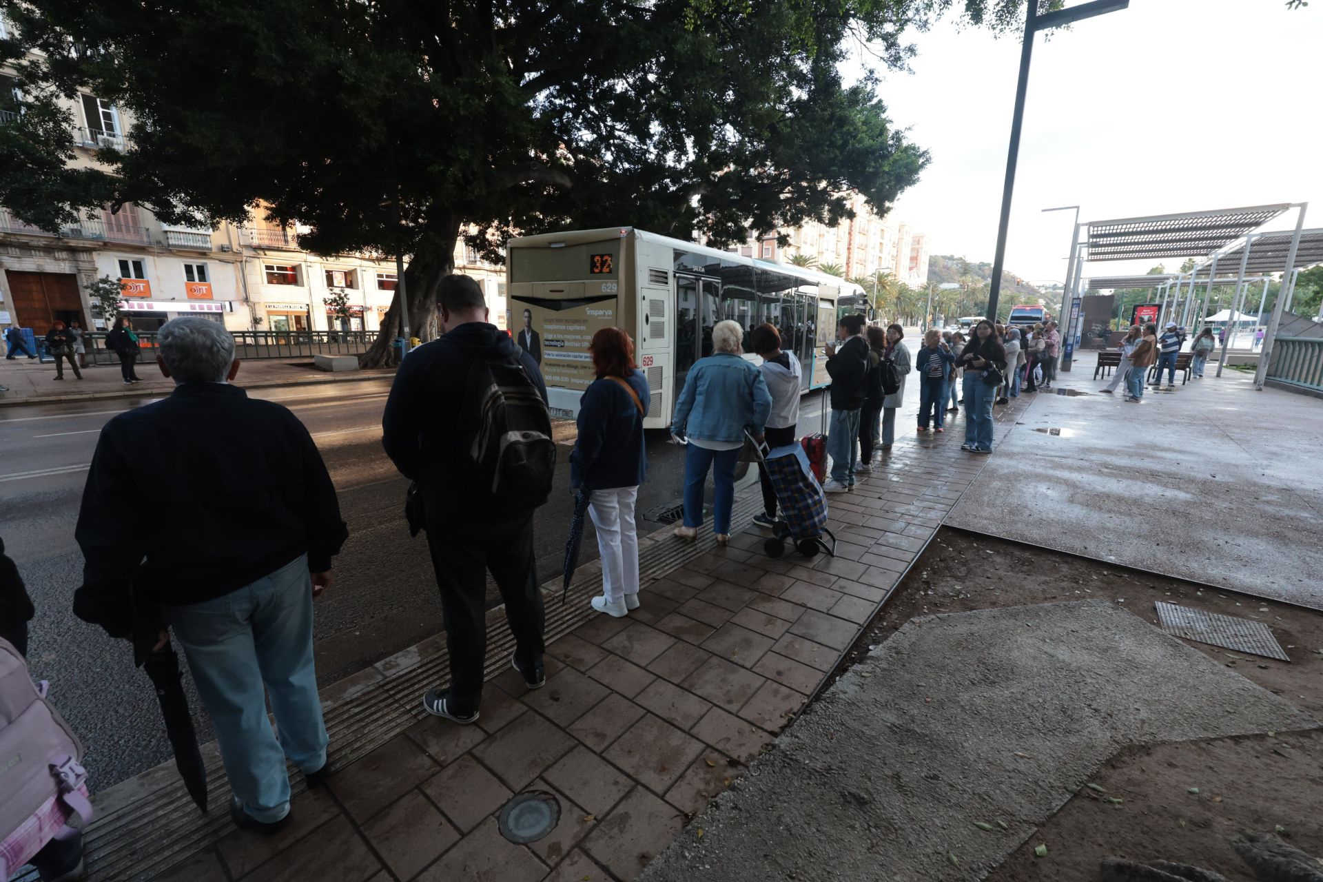 Largas colas en las paradas de autobús en Málaga por la huelga de conductores