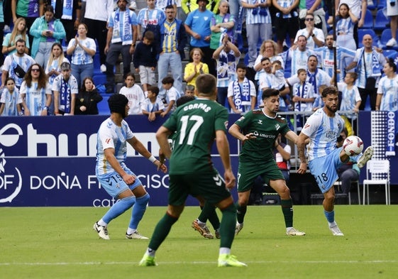 Dani Sánchez, con el balón en un lance del duelo del domingo ante el Eibar.