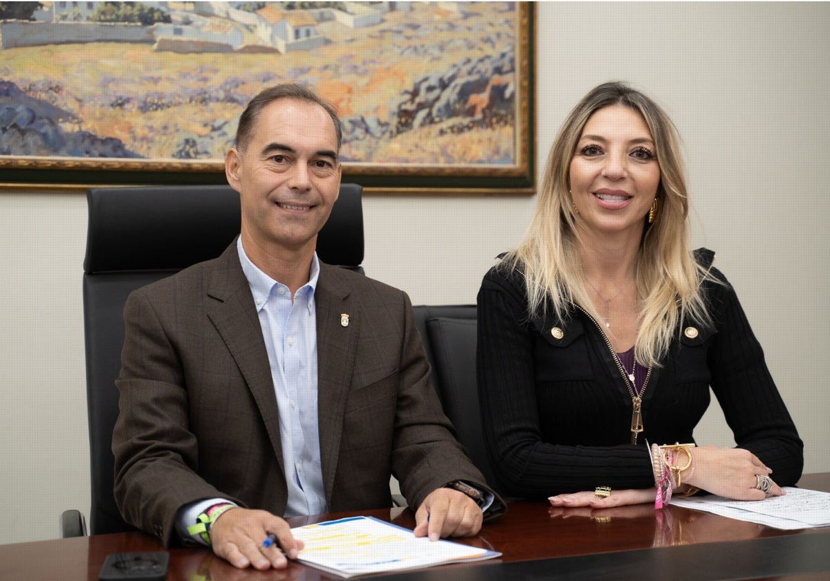 El alcalde y la concejal presentan los resultados de los presupuestos participativos.