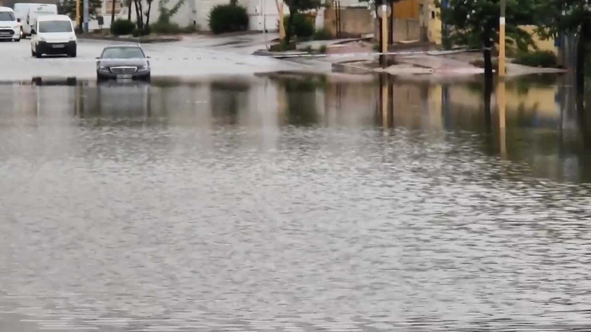 La lluvia inunda las calles y atrapa un coche en el polígono Guadalhorce de Málaga