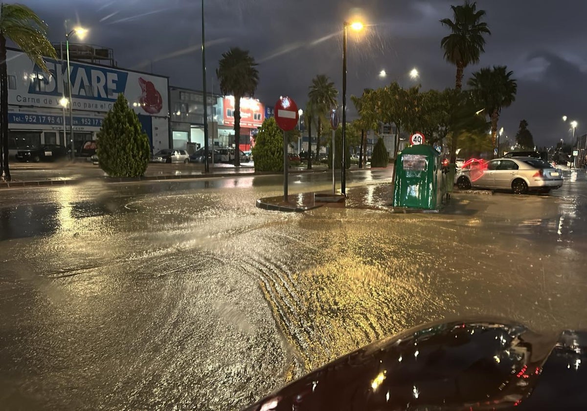 Agua embalsada en el casco urbano de Alhaurín de la Torre.