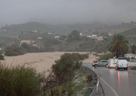 Las lluvias torrenciales inundan casas e institutos y arrastran varios coches en Álora y Pizarra