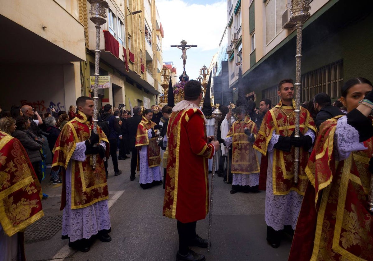 Cuerpo de acólitos delante del trono del Cristo del Amor.