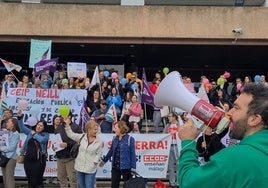 Un grupo de AMPA protestan a las puertas de la Delegación de Educación, el lunes 28 de octubre.