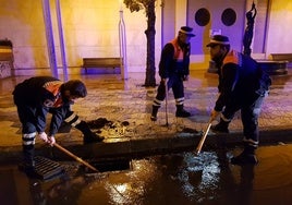 Personal de Protección Civil en Benalmádena.