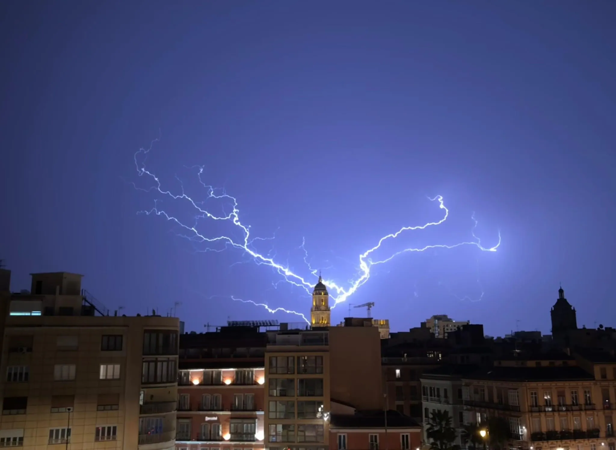 Rayos con la Catedral de Málaga de fondo