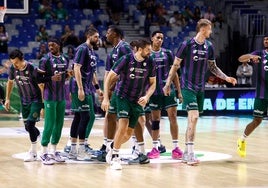 Los jugadores del Unicaja, antes de comenzar un partido esta temporada.