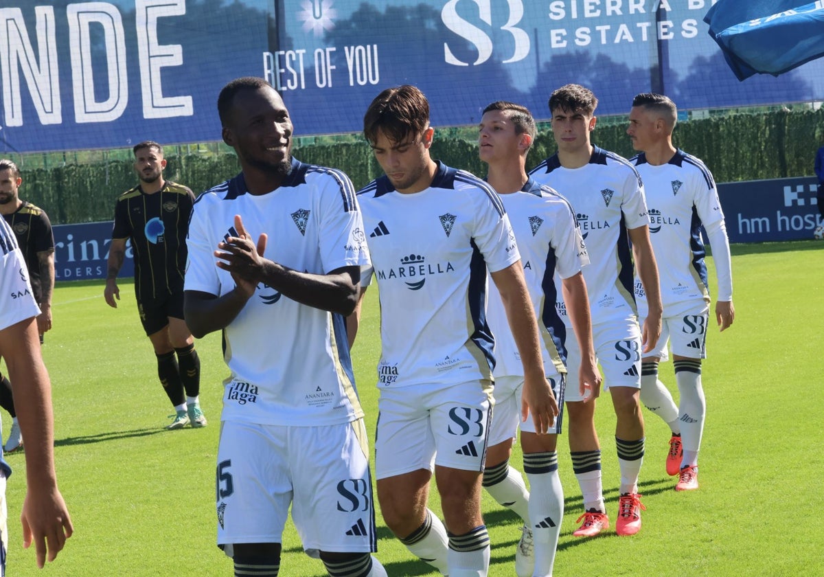 Los jugadores del Marbella, antes de un partido.