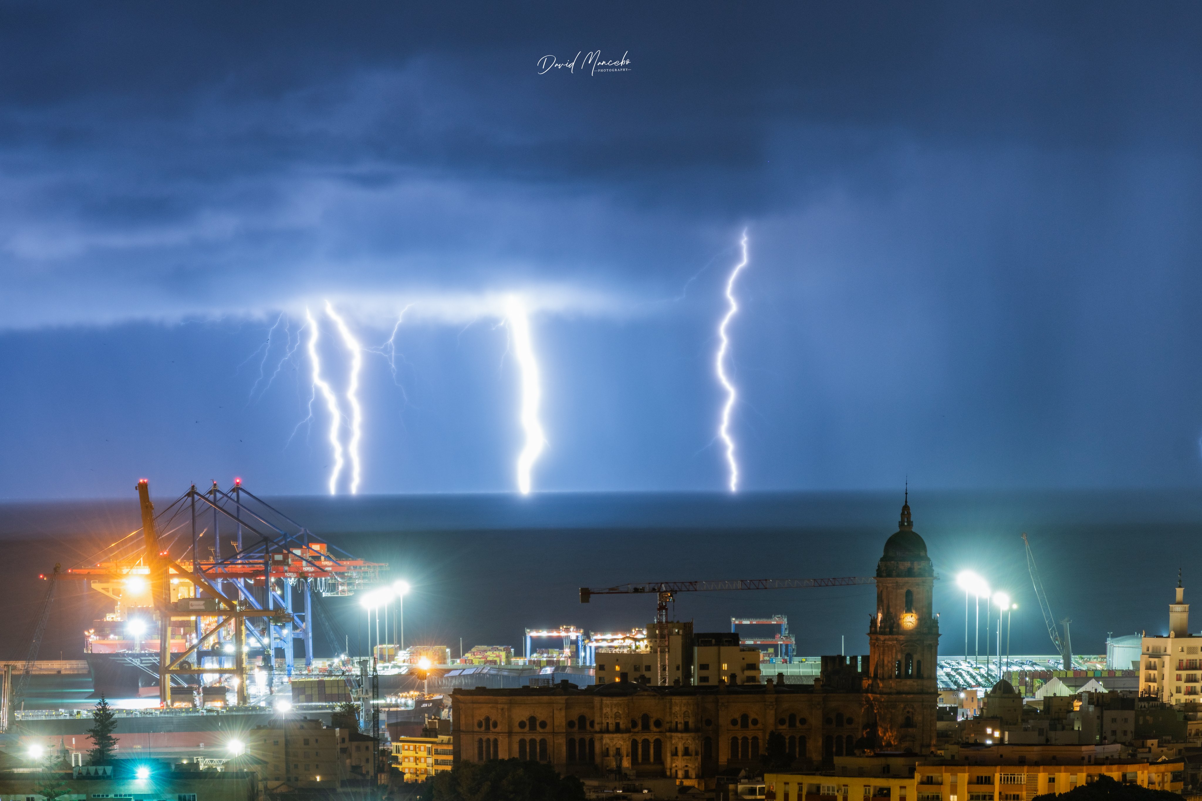 Las fotos más espectaculares de la intensa tormenta eléctrica sobre Málaga