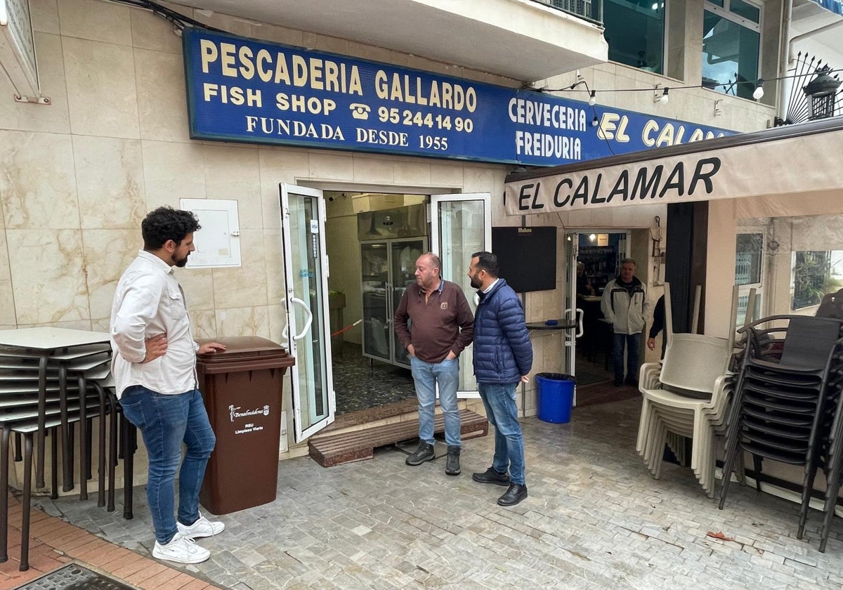 El concejal visita una de las pescaderías beneficiadas con la medida.