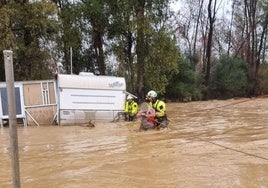 Los bomberos rescatan a dos personas de la zona de Río Grande.