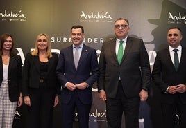 Juanma Moreno, junto al consejero de Turismo y autoridades en la presentación de la campaña.