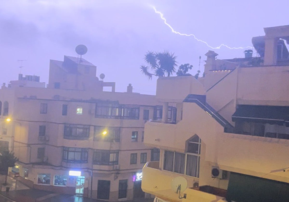 Noche de tormenta en la Axarquía con cientos de rayos y granizo