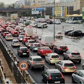 Las lluvias colapsan el tráfico en la capital y provocan desvíos de la circulación