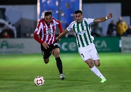 Camacho pelea un balón con Edu Campadabal.