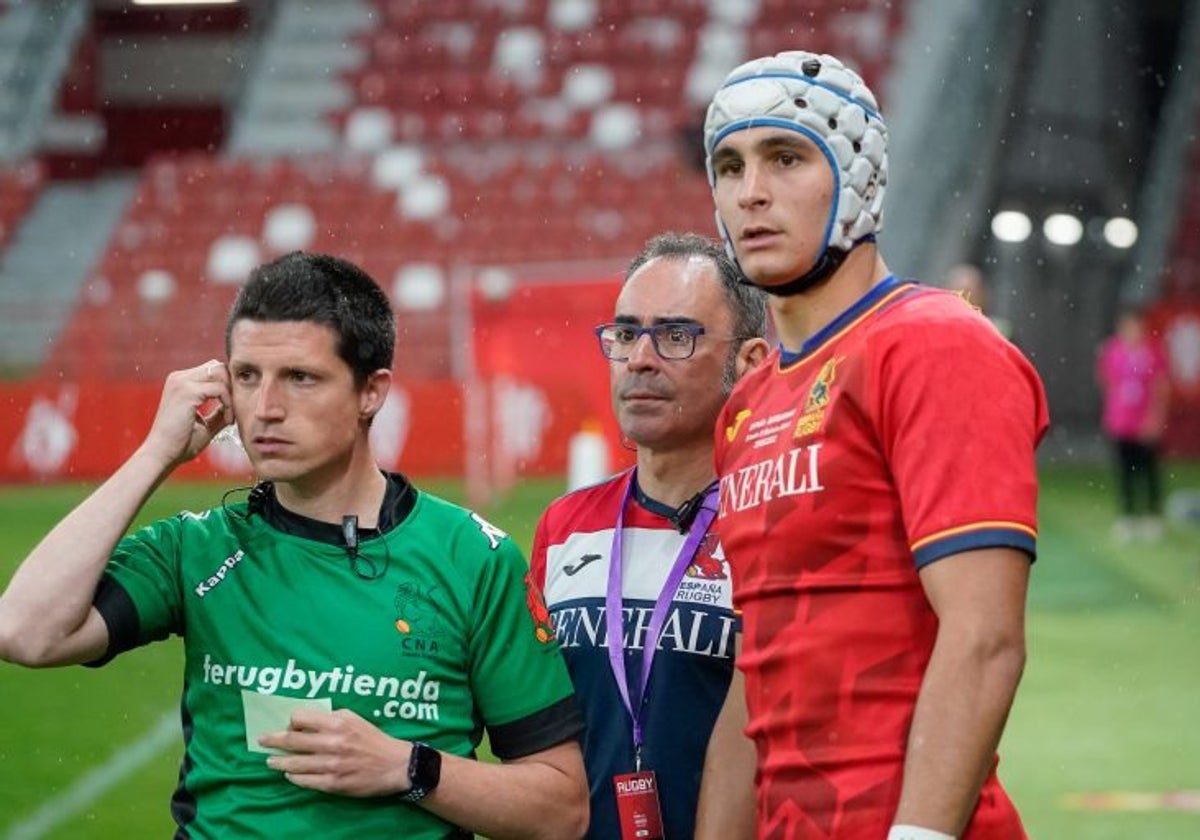 Alberto Carmona se dispone a entrar el terreno de juego.