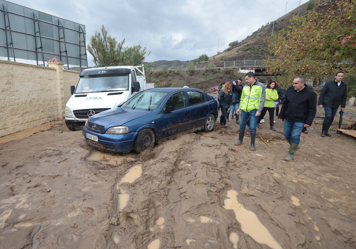 El presidente de la Junta visita la zona más afectada junto al alcalde de Álora.