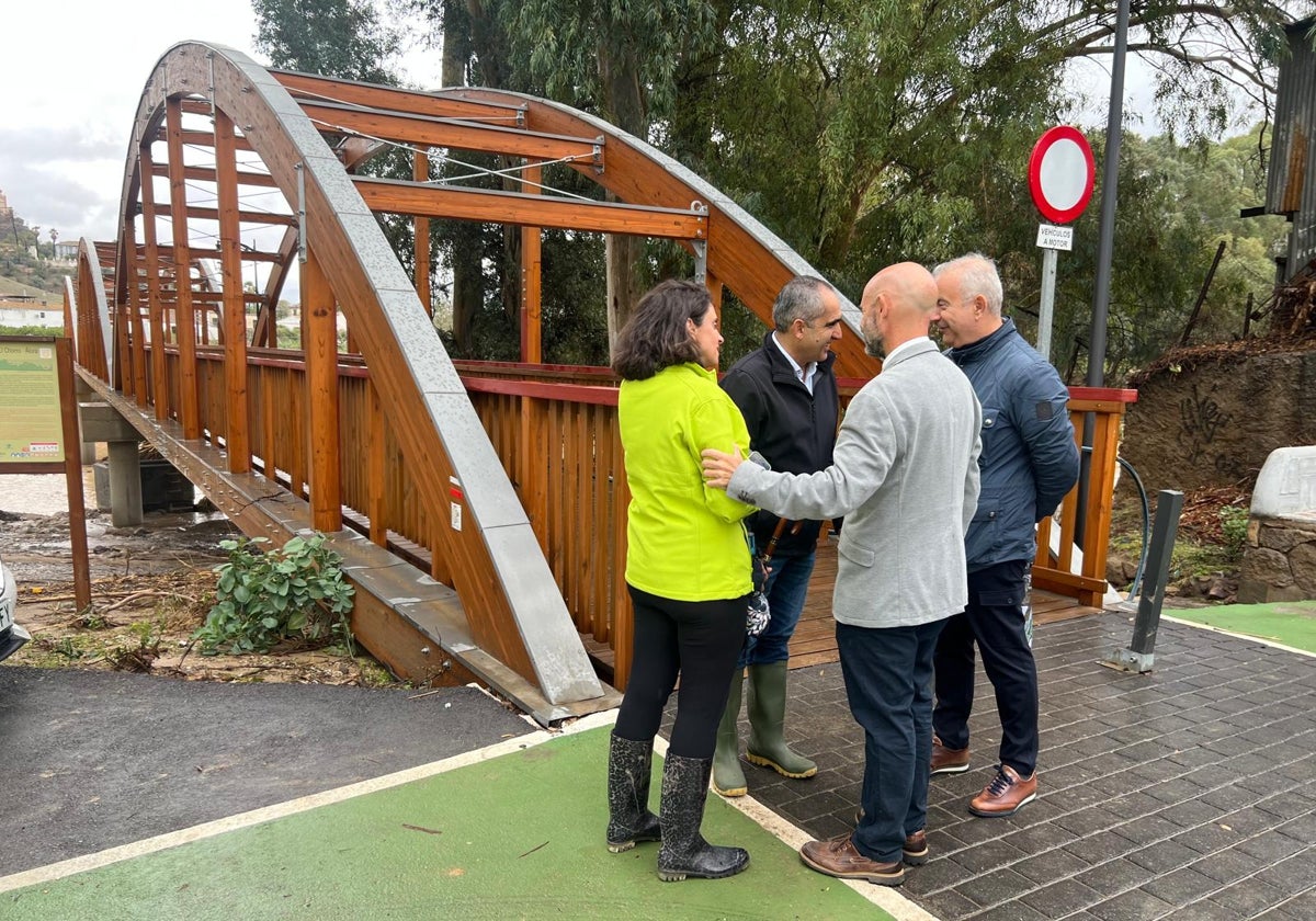 El alcalde y el subdelegado del Gobierno, esta mañana junto al puente Nuevo de Álora.