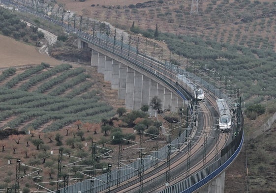 Imagen del AVE descarrilado y del tren de 'rescate', a la altura de Álora.