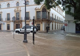 Varias calles inundadas, colapso de tráfico y autobuses urbanos paralizados en Jerez por la lluvia