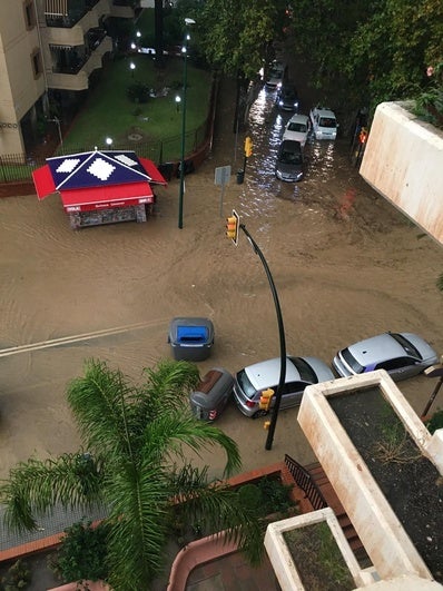 El acceso al Limonar, inundado esta mañana por la tormenta.