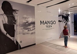 Anuncio de la próxima apertura de Mango en el centro comercial.