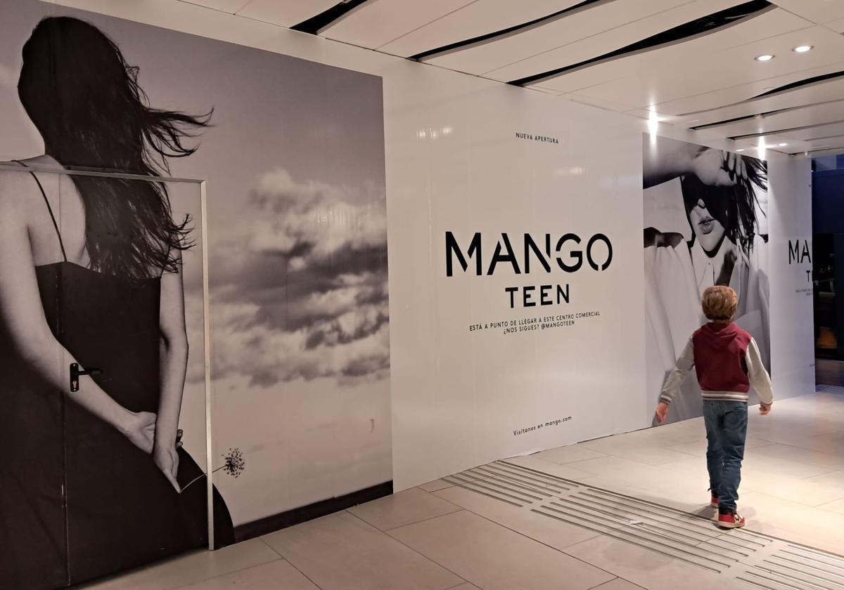 Anuncio de la próxima apertura de Mango en el centro comercial.